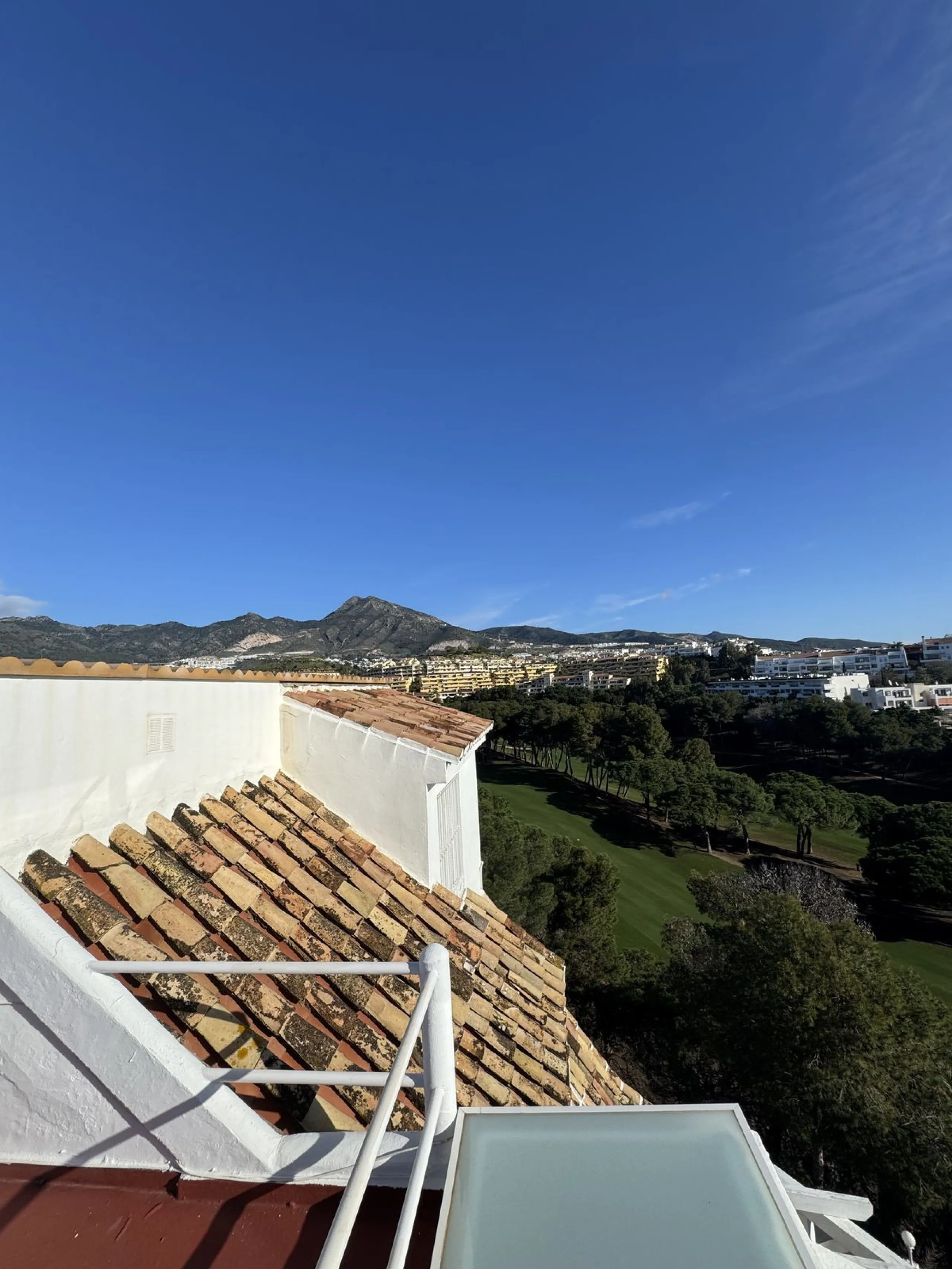House - Semi-Detached House в продаже в Benalmadena, Málaga. В доме 4 спален и 3 ванных комнат. Площадь дома 212 м²