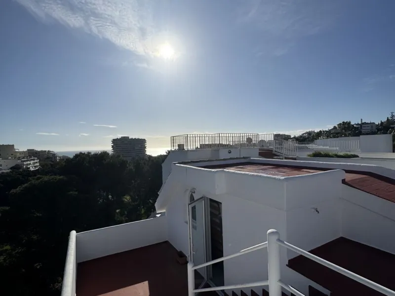 House - Semi-Detached House в продаже в Benalmadena, Málaga. В доме 4 спален и 3 ванных комнат. Площадь дома 212 м²