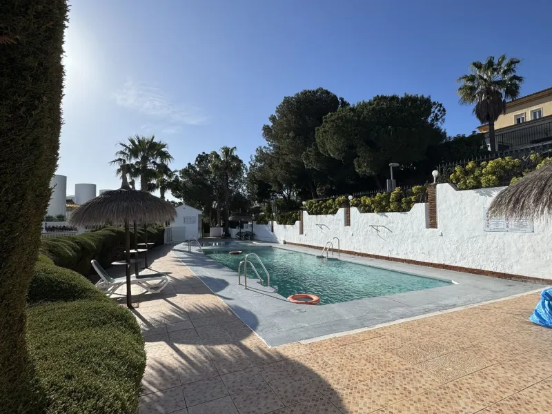 House - Semi-Detached House в продаже в Benalmadena, Málaga. В доме 4 спален и 3 ванных комнат. Площадь дома 212 м²