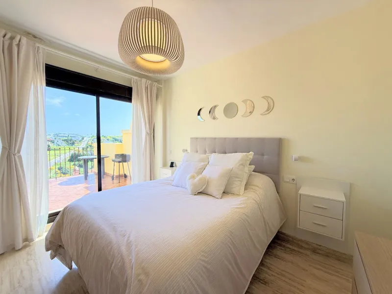 Apartment - Penthouse в продаже в Estepona, Málaga. В доме 2 спален и 2 ванных комнат. Площадь дома 100 м²