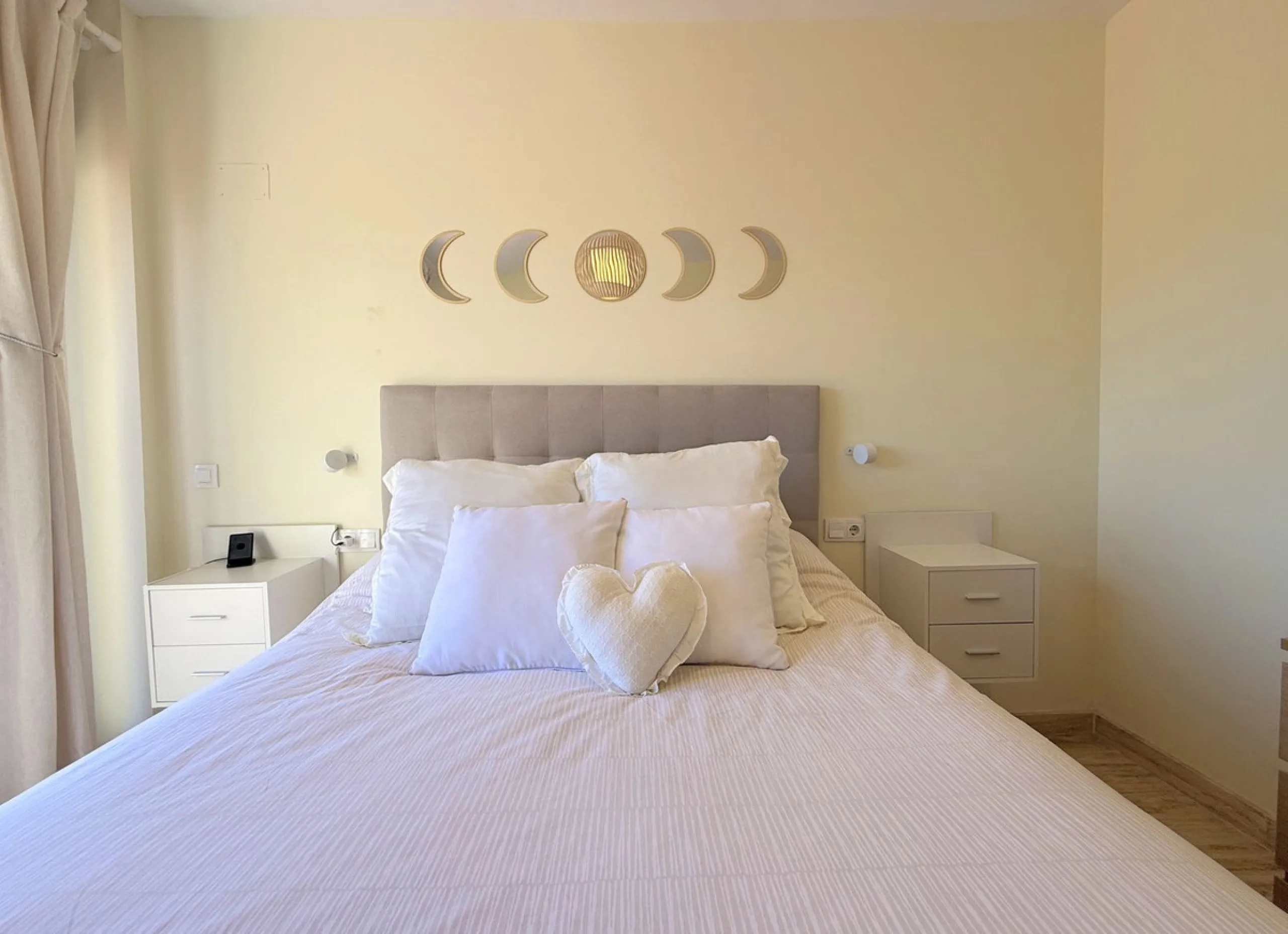 Apartment - Penthouse в продаже в Estepona, Málaga. В доме 2 спален и 2 ванных комнат. Площадь дома 100 м²