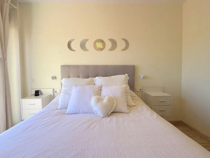 Apartment - Penthouse в продаже в Estepona, Málaga. В доме 2 спален и 2 ванных комнат. Площадь дома 100 м²
