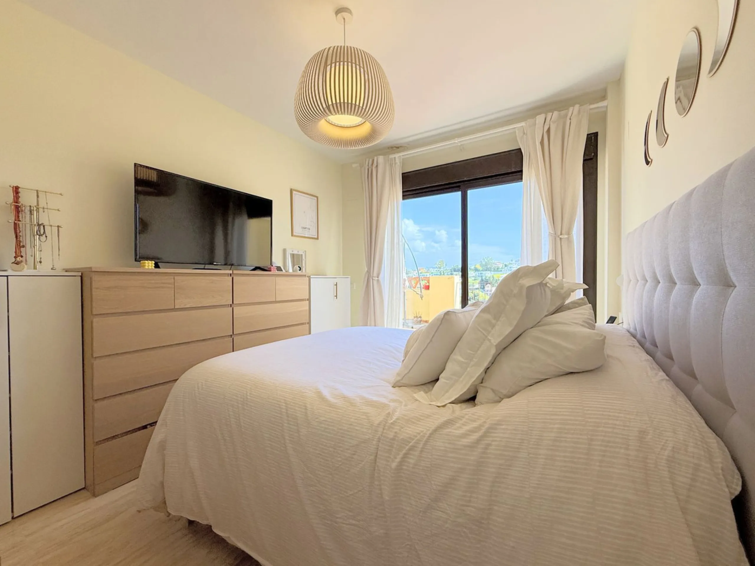 Apartment - Penthouse в продаже в Estepona, Málaga. В доме 2 спален и 2 ванных комнат. Площадь дома 100 м²