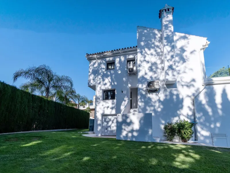 Gated community with security at night and during the summer from 6:00 p.m. to 6:00 a.m.