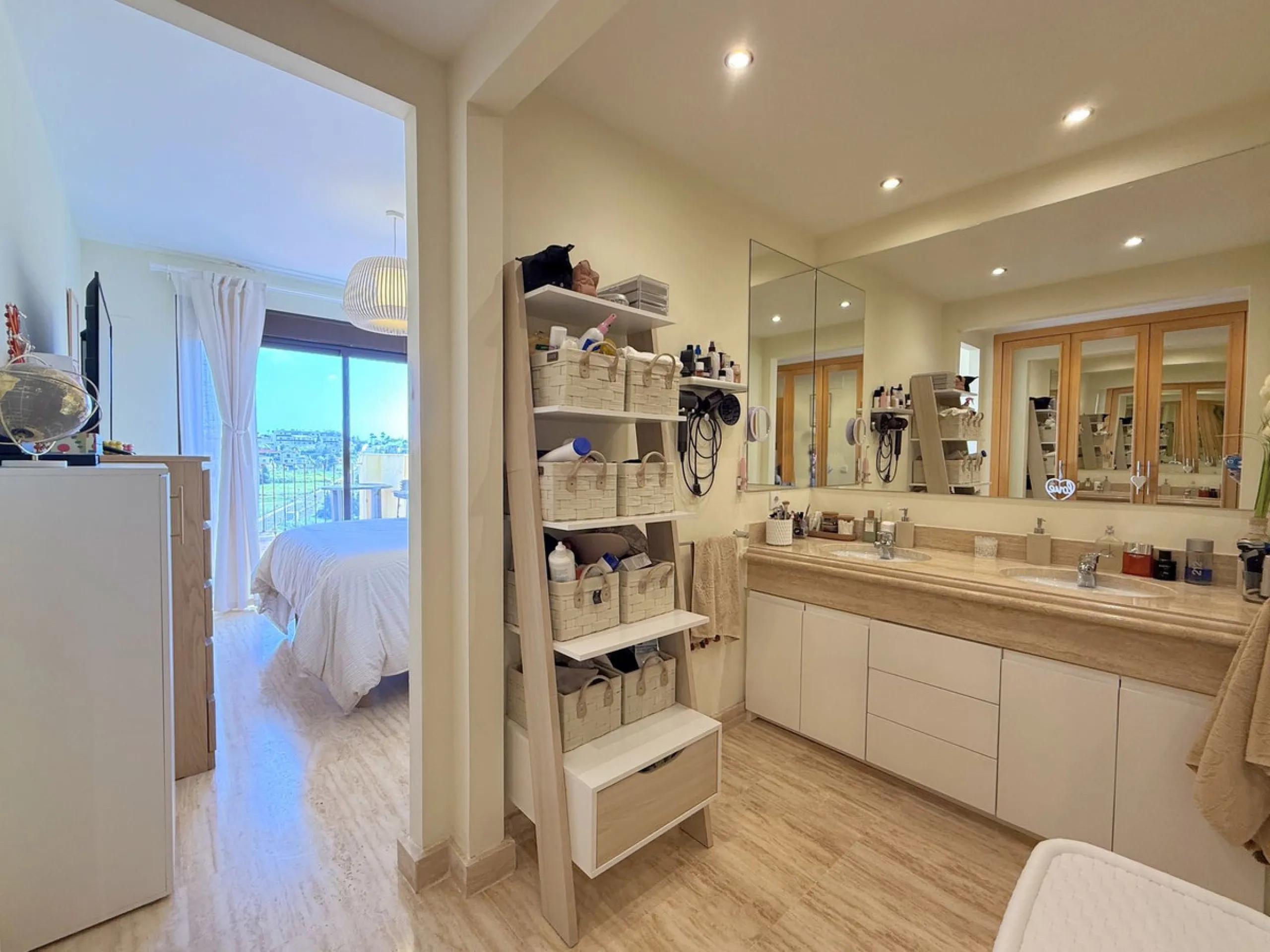 Apartment - Penthouse в продаже в Estepona, Málaga. В доме 2 спален и 2 ванных комнат. Площадь дома 100 м²