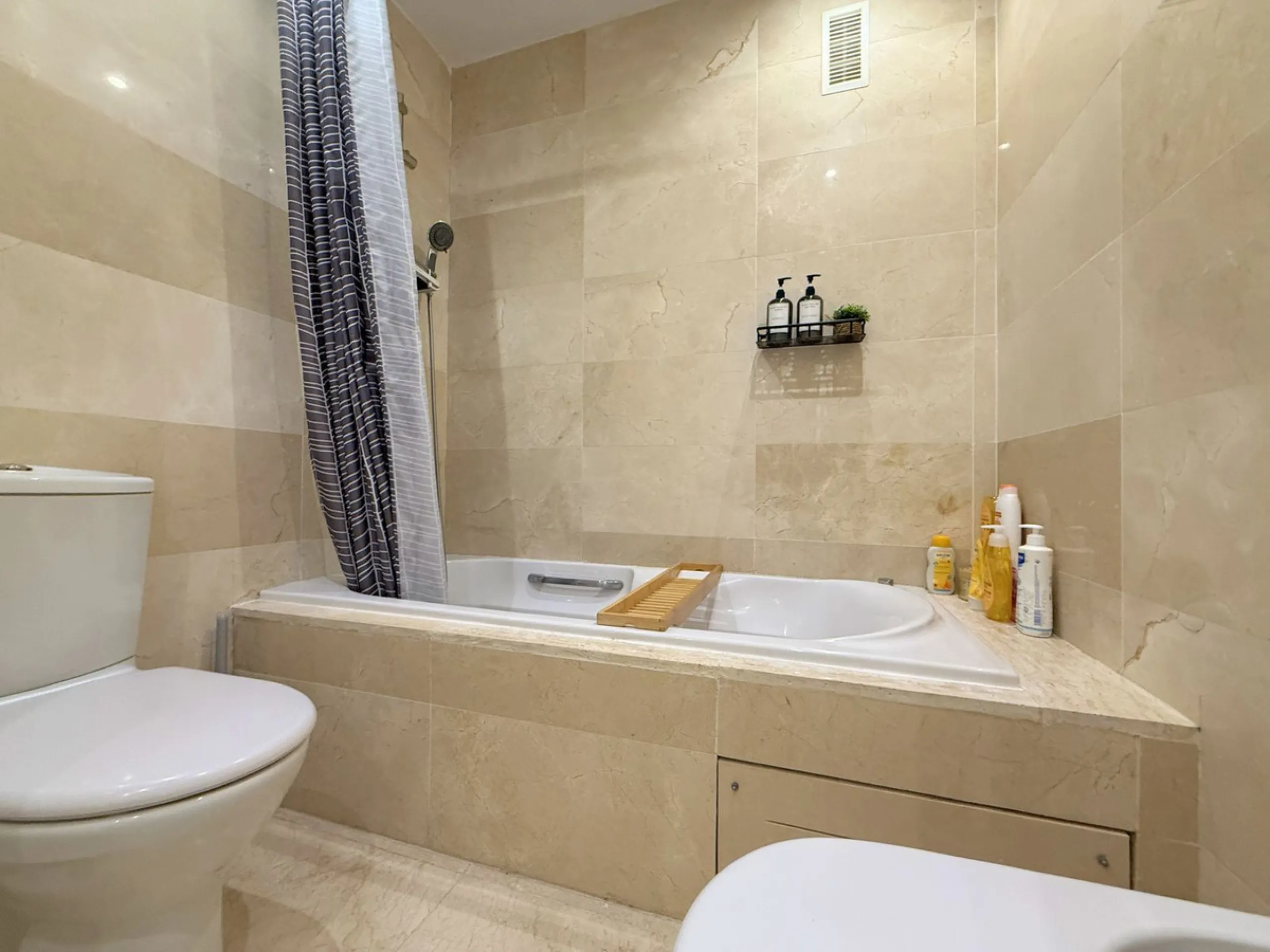 Apartment - Penthouse в продаже в Estepona, Málaga. В доме 2 спален и 2 ванных комнат. Площадь дома 100 м²