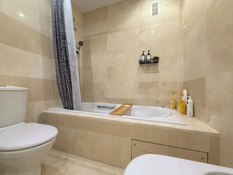 Apartment - Penthouse в продаже в Estepona, Málaga. В доме 2 спален и 2 ванных комнат. Площадь дома 100 м²