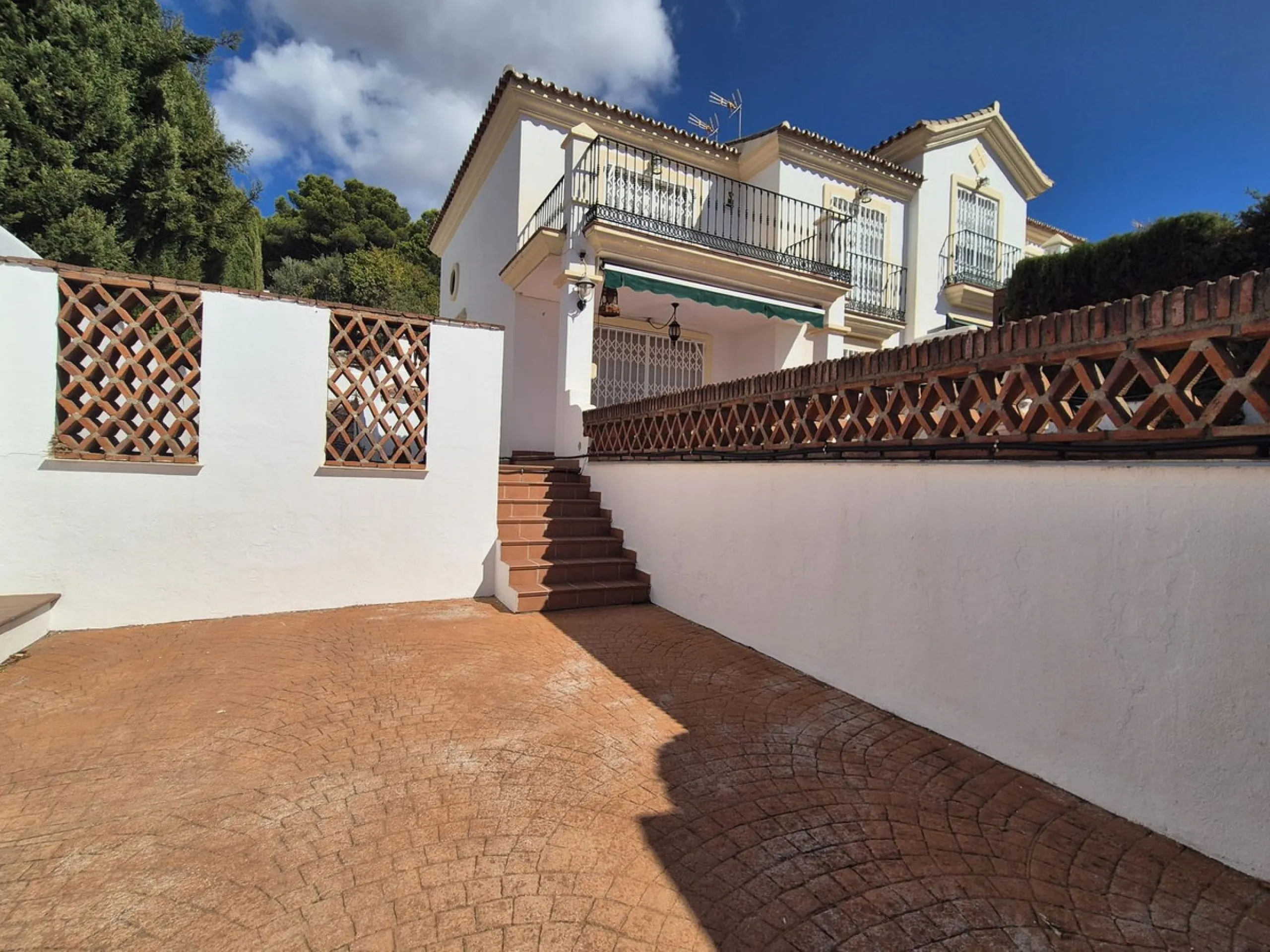For Sale this very well maintained semi detached house in Alhaurín Golf, Alhaurín el Grande.