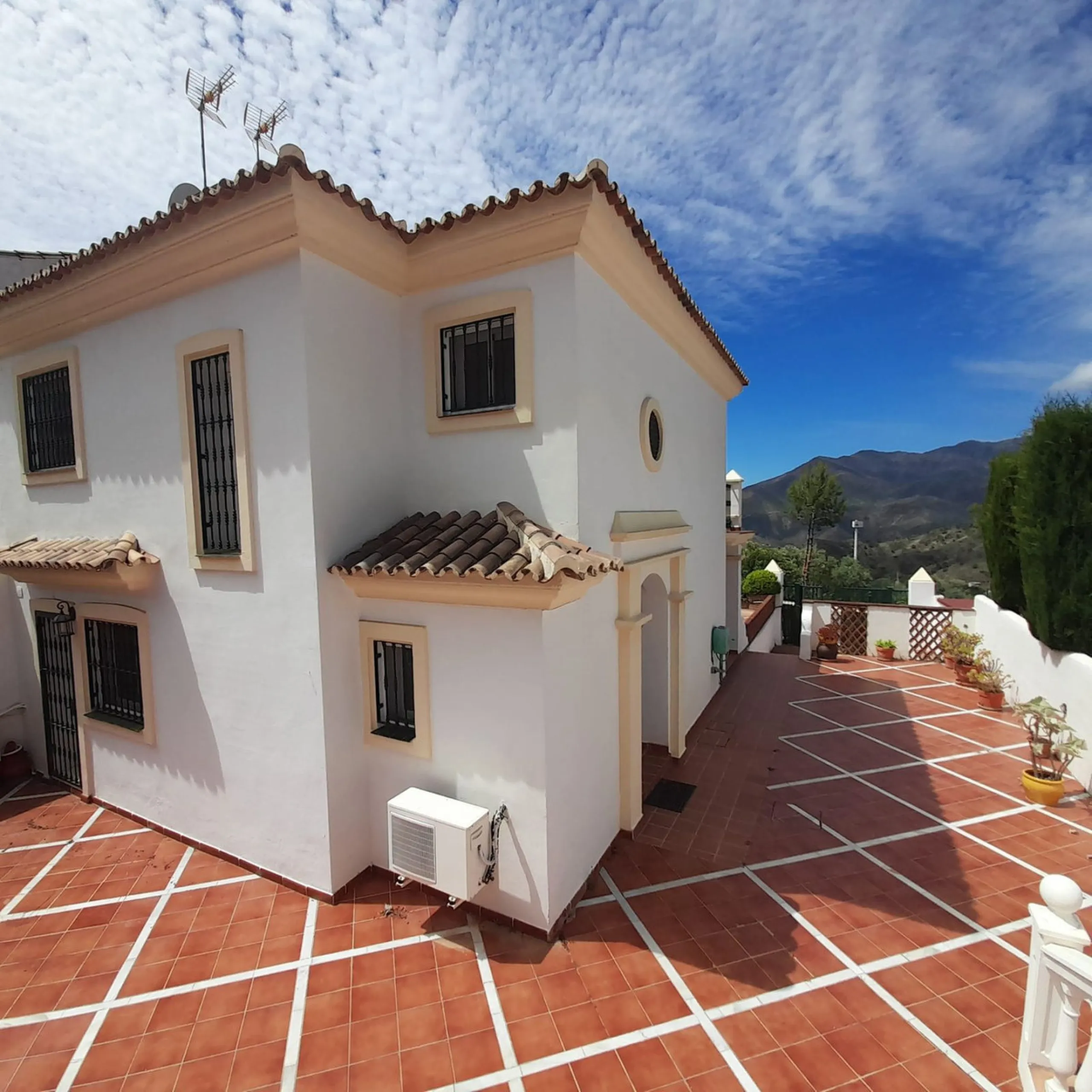 For Sale this very well maintained semi detached house in Alhaurín Golf, Alhaurín el Grande.