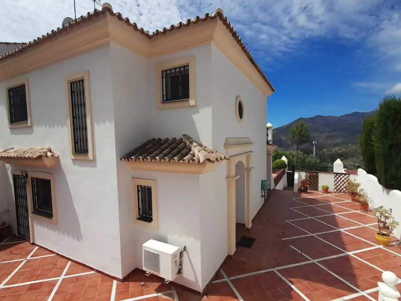 For Sale this very well maintained semi detached house in Alhaurín Golf, Alhaurín el Grande.