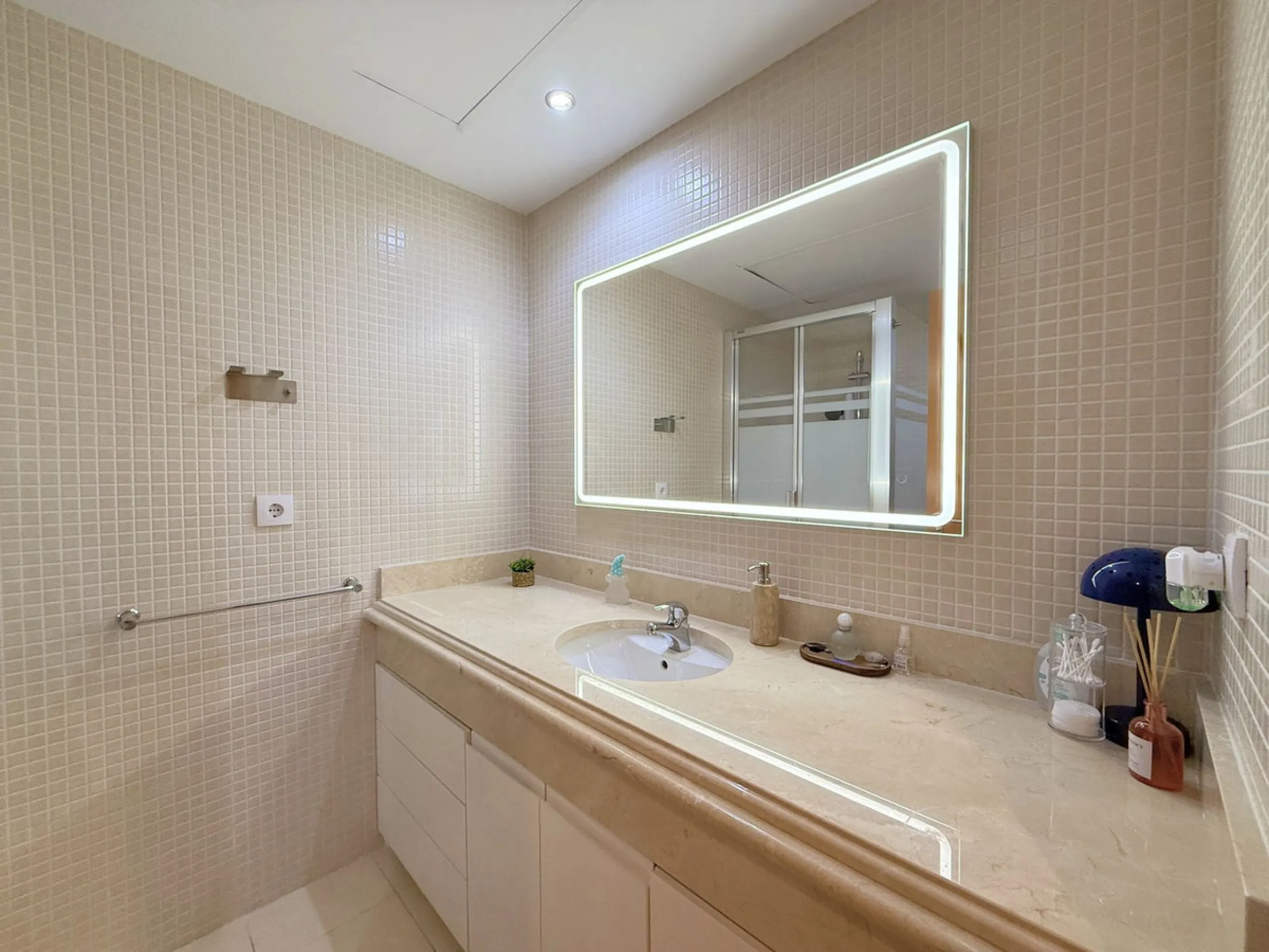 Apartment - Penthouse в продаже в Estepona, Málaga. В доме 2 спален и 2 ванных комнат. Площадь дома 100 м²