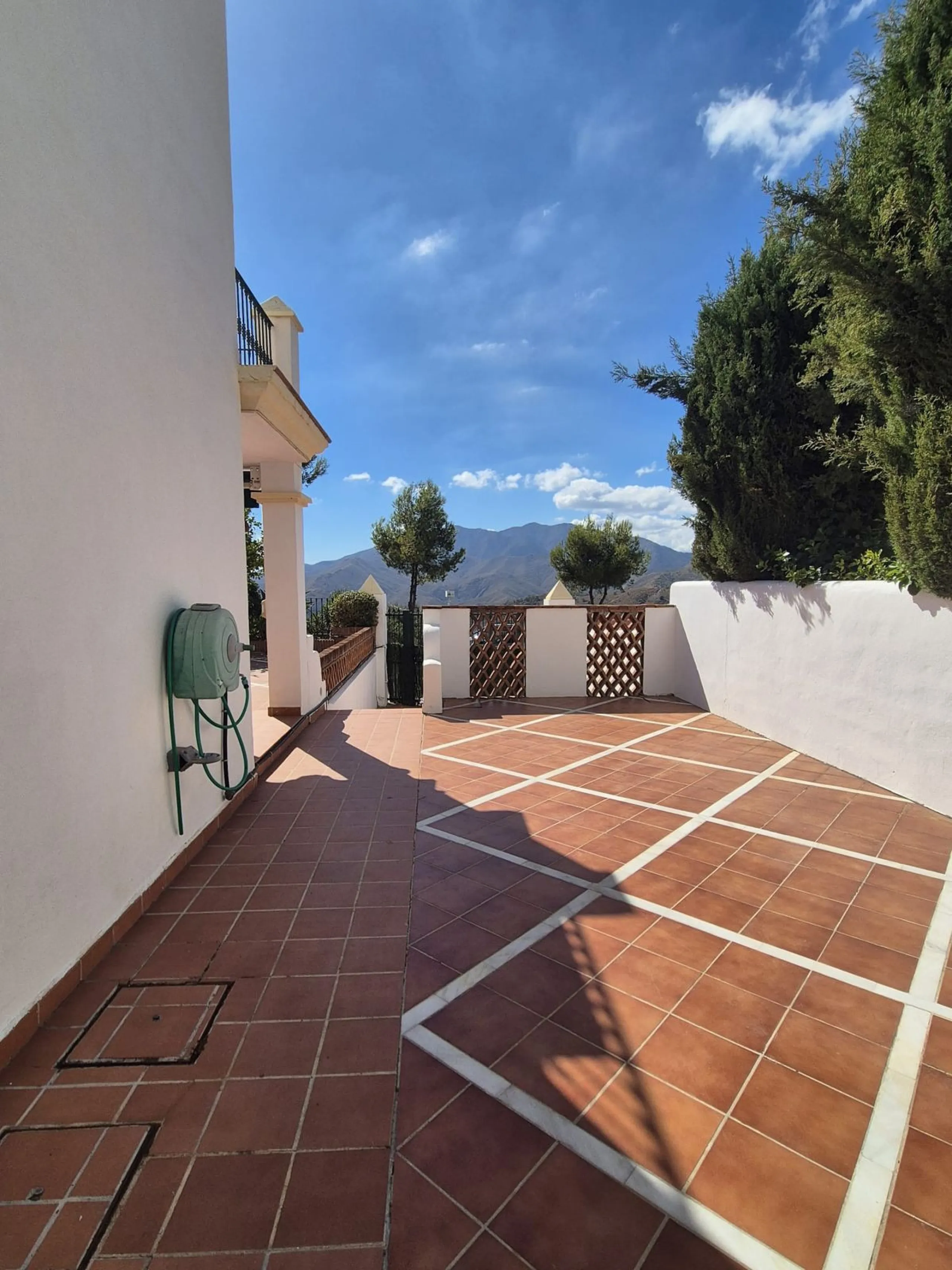 For Sale this very well maintained semi detached house in Alhaurín Golf, Alhaurín el Grande.