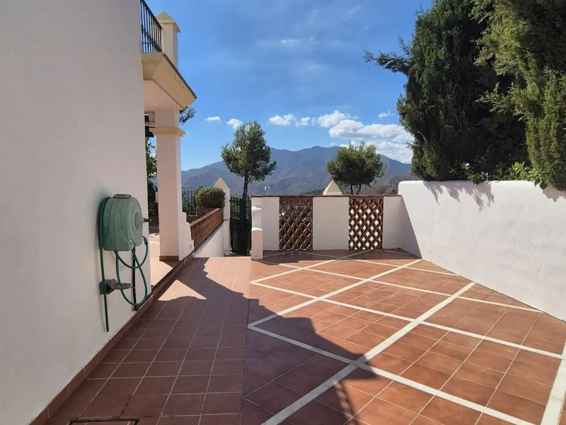 For Sale this very well maintained semi detached house in Alhaurín Golf, Alhaurín el Grande.
