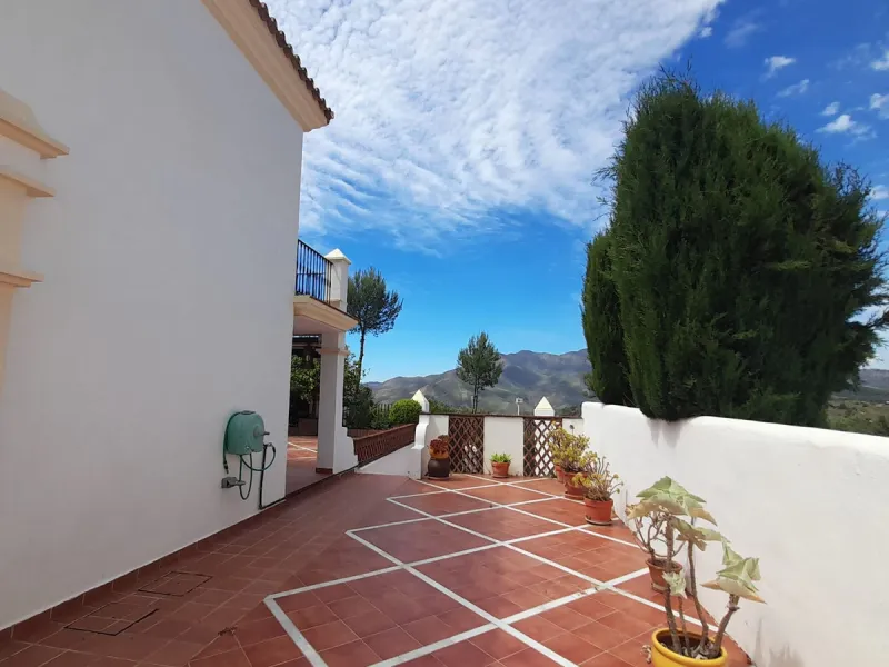 For Sale this very well maintained semi detached house in Alhaurín Golf, Alhaurín el Grande.
