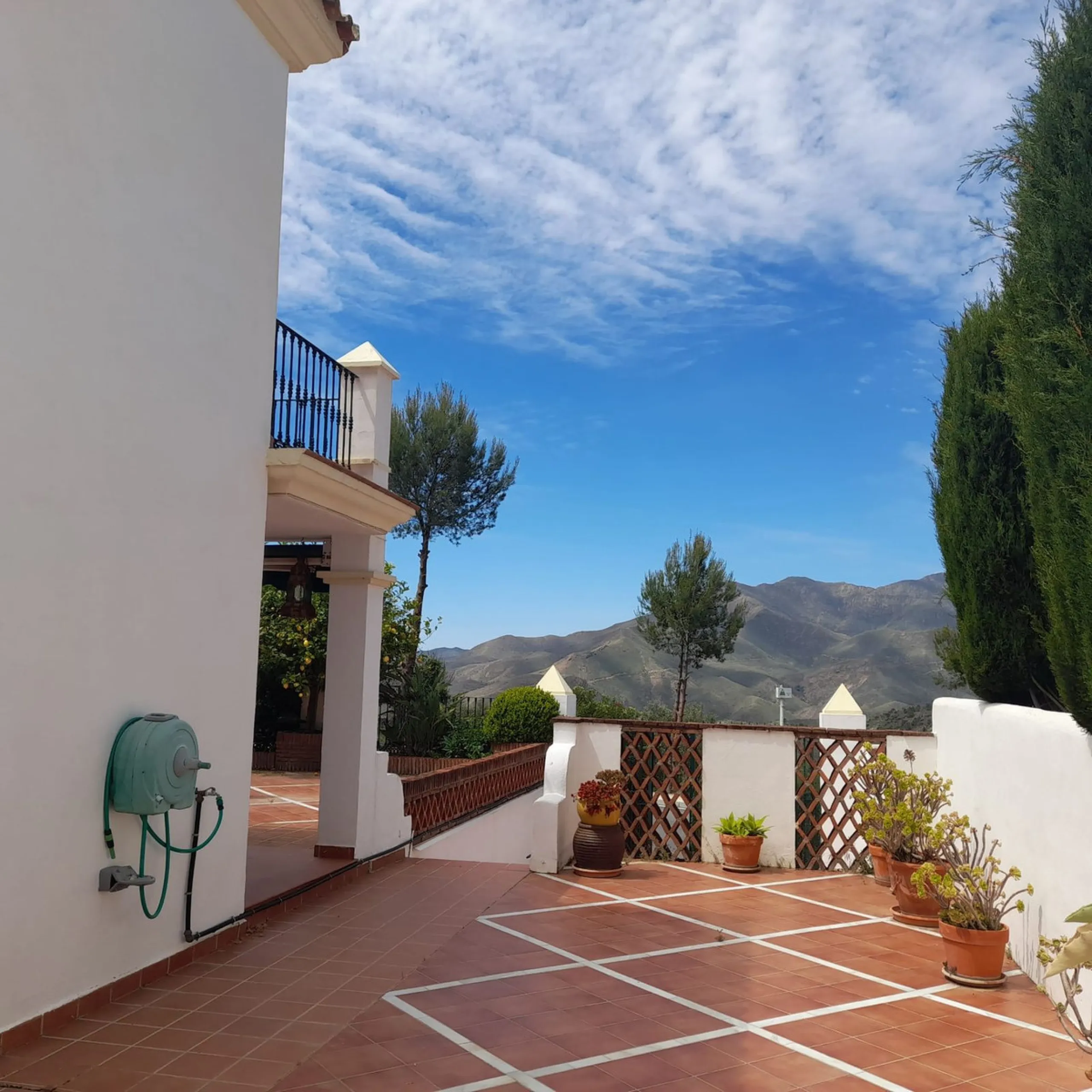 For Sale this very well maintained semi detached house in Alhaurín Golf, Alhaurín el Grande.