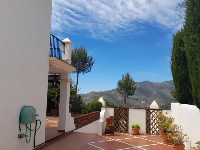 For Sale this very well maintained semi detached house in Alhaurín Golf, Alhaurín el Grande.