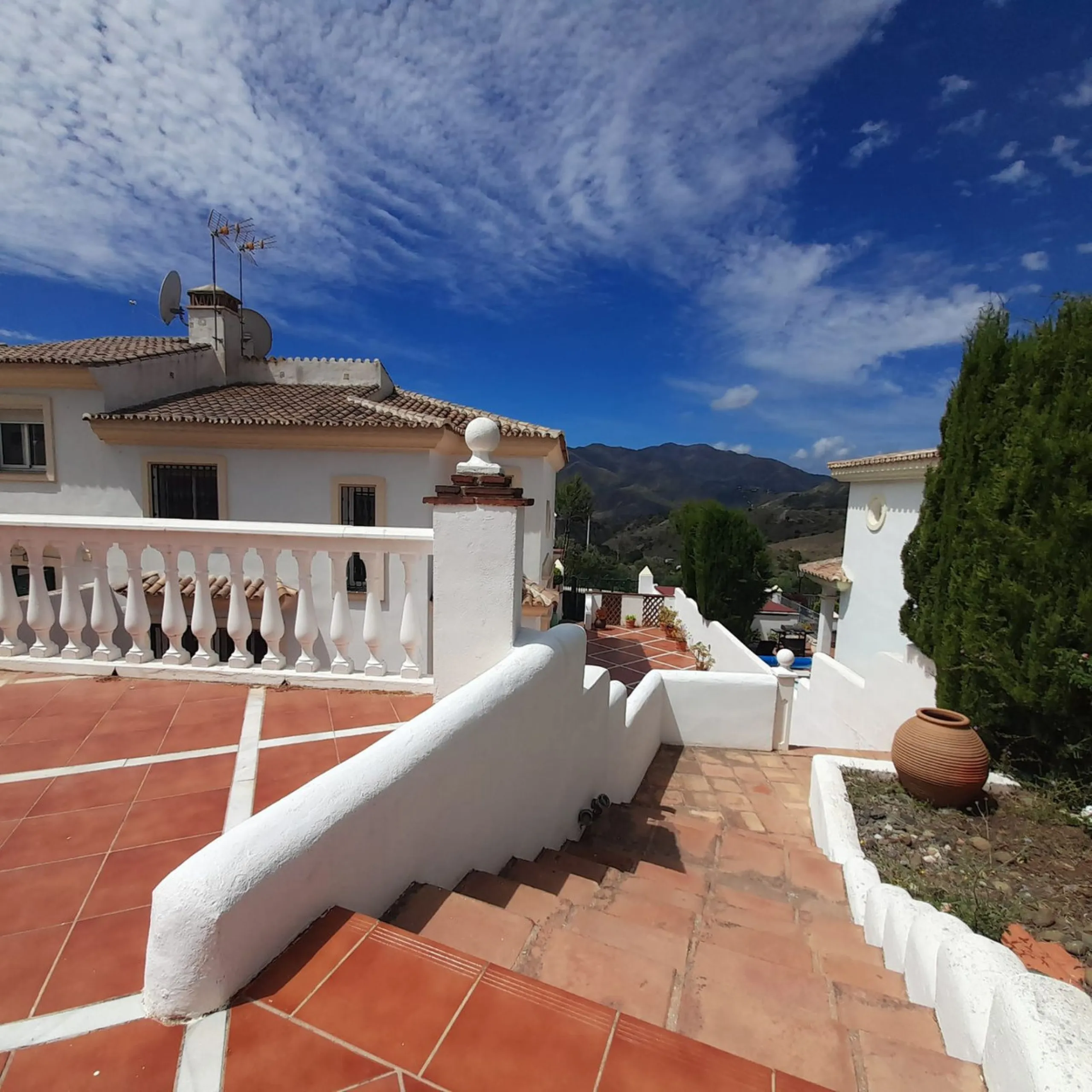 For Sale this very well maintained semi detached house in Alhaurín Golf, Alhaurín el Grande.