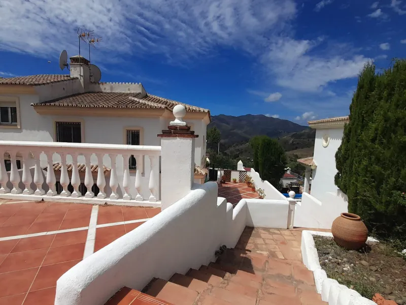 For Sale this very well maintained semi detached house in Alhaurín Golf, Alhaurín el Grande.