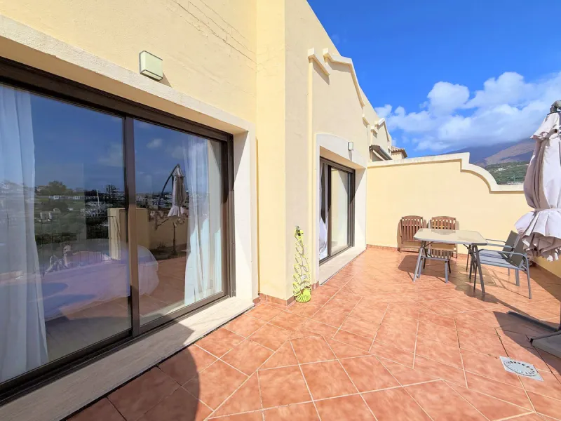 Apartment - Penthouse в продаже в Estepona, Málaga. В доме 2 спален и 2 ванных комнат. Площадь дома 100 м²