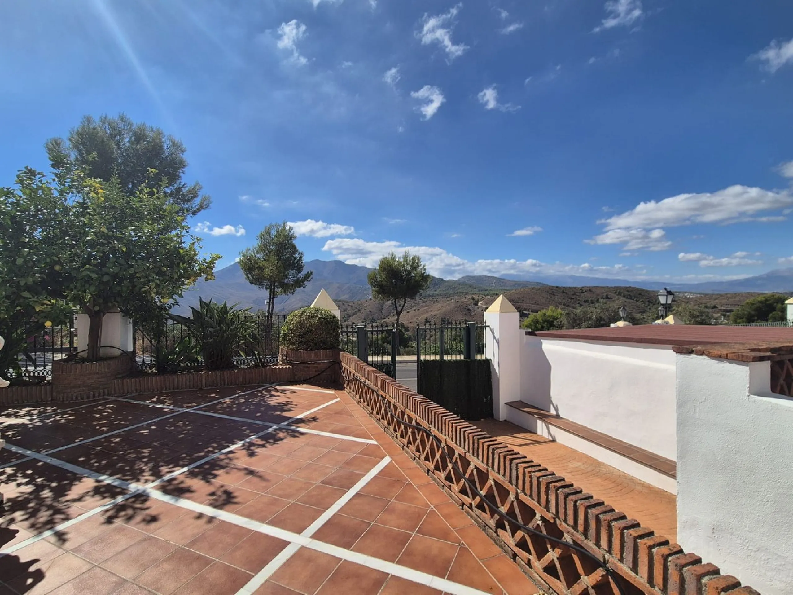 For Sale this very well maintained semi detached house in Alhaurín Golf, Alhaurín el Grande.