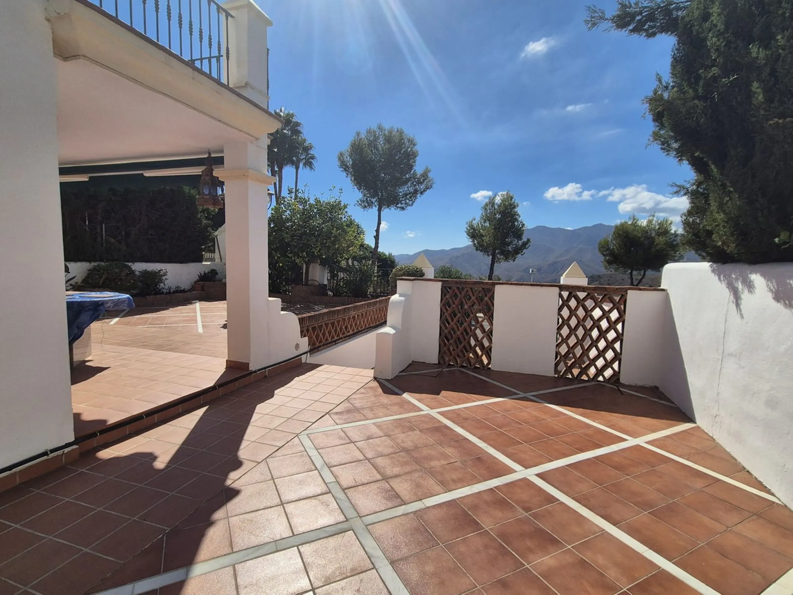 For Sale this very well maintained semi detached house in Alhaurín Golf, Alhaurín el Grande.