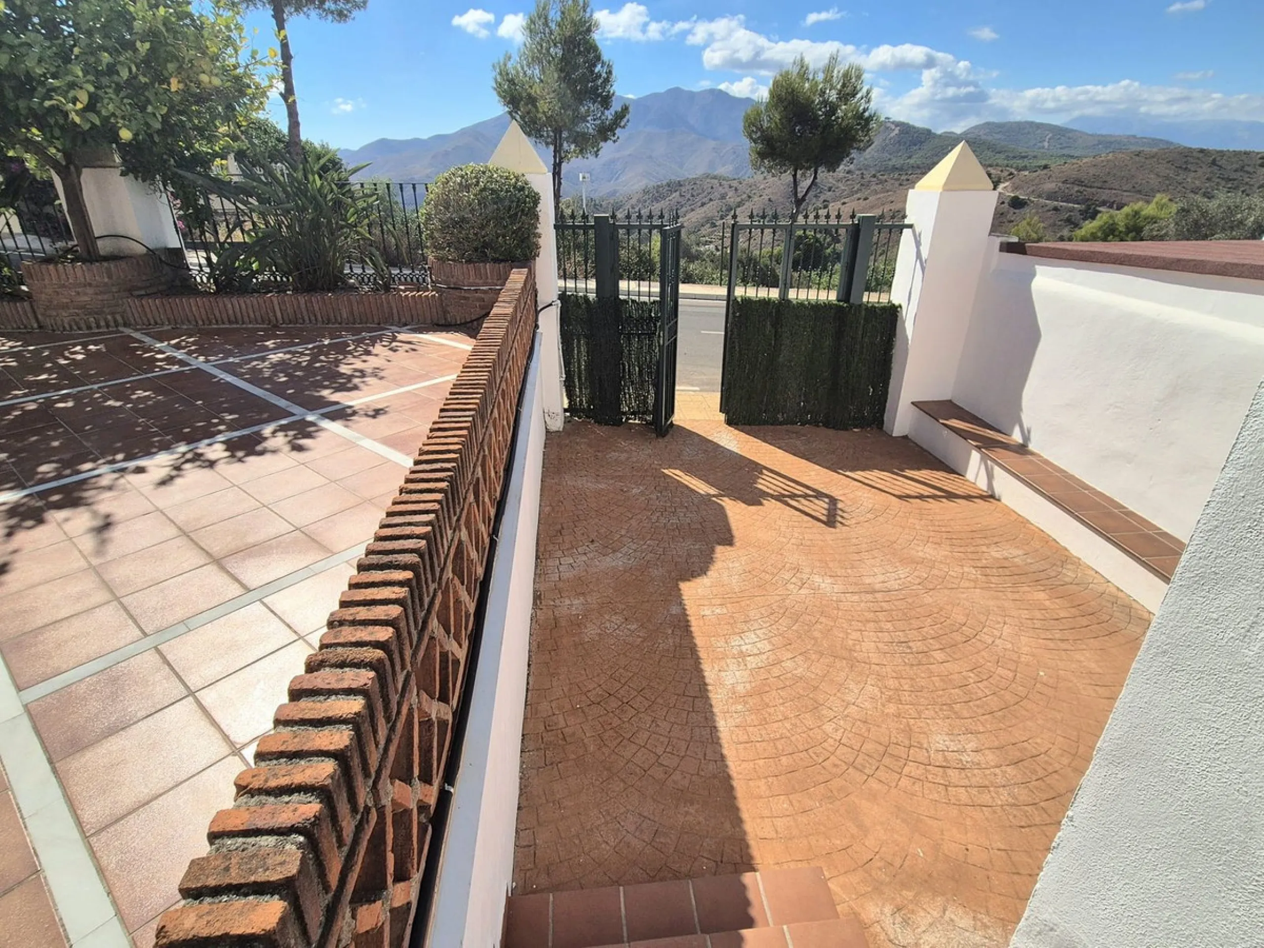 For Sale this very well maintained semi detached house in Alhaurín Golf, Alhaurín el Grande.