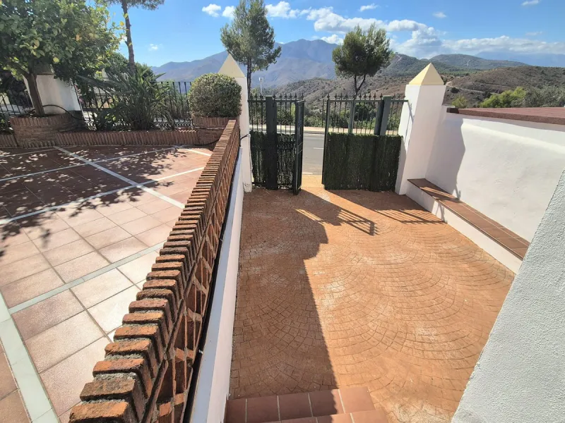 For Sale this very well maintained semi detached house in Alhaurín Golf, Alhaurín el Grande.