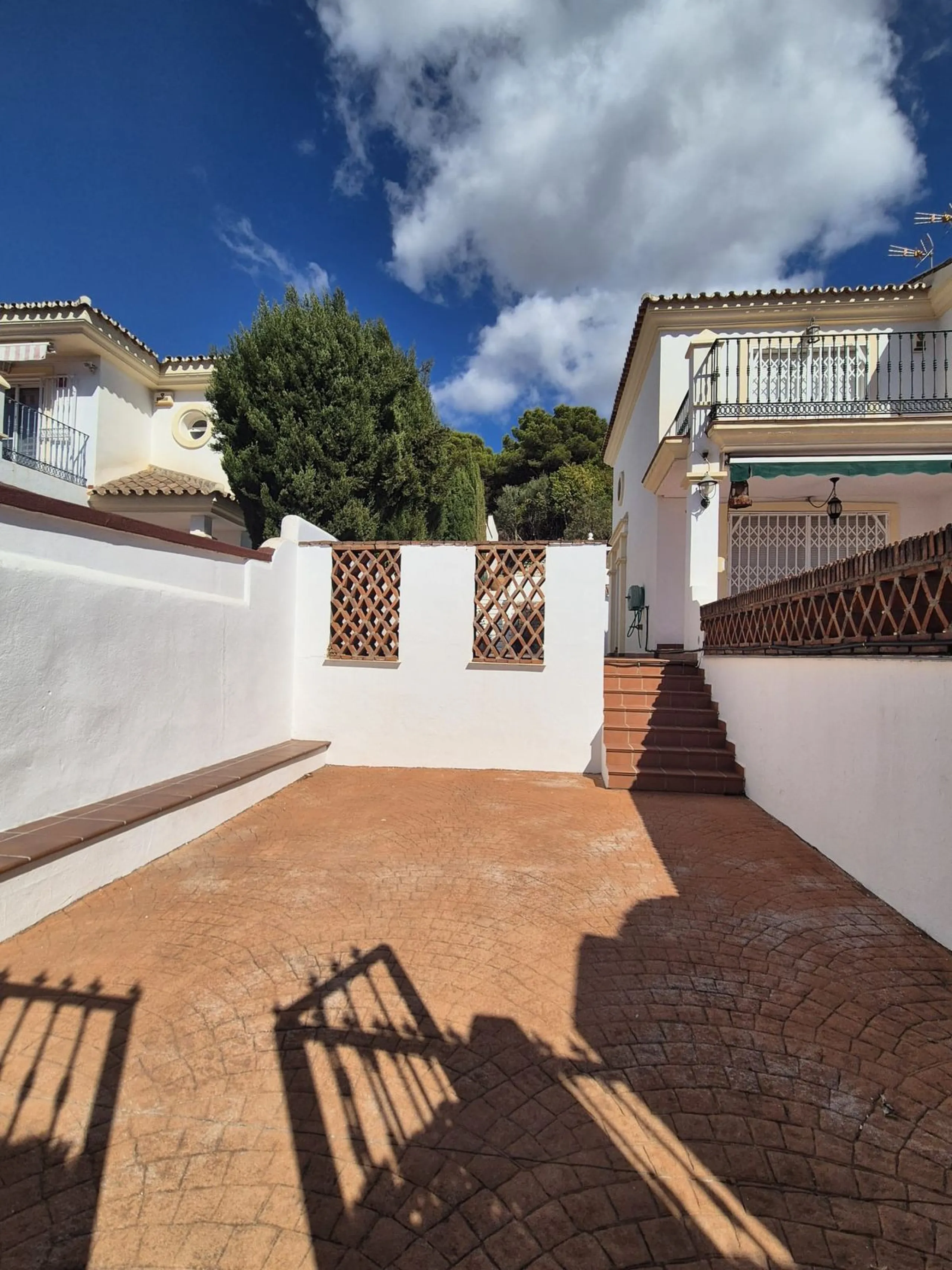For Sale this very well maintained semi detached house in Alhaurín Golf, Alhaurín el Grande.