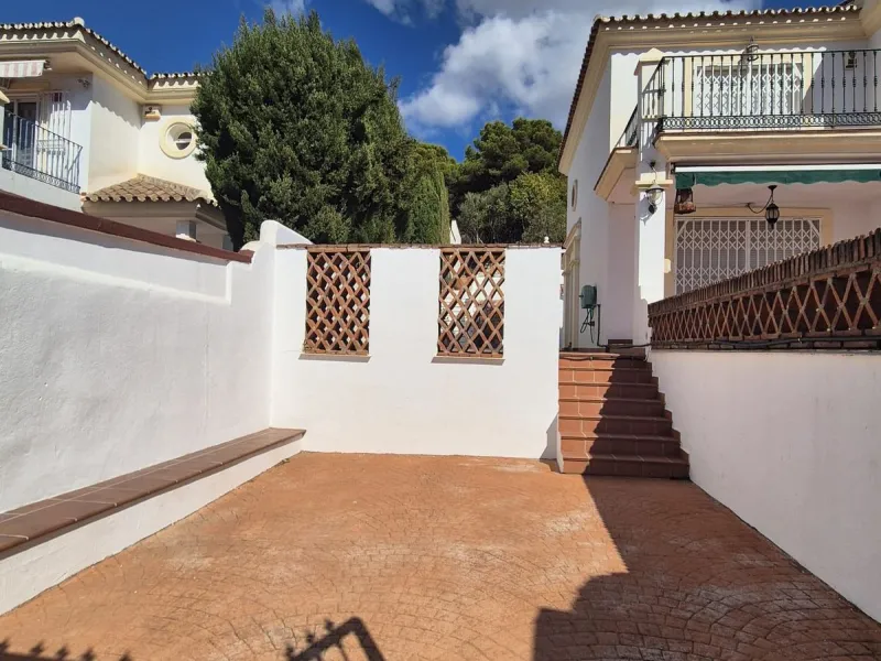 For Sale this very well maintained semi detached house in Alhaurín Golf, Alhaurín el Grande.