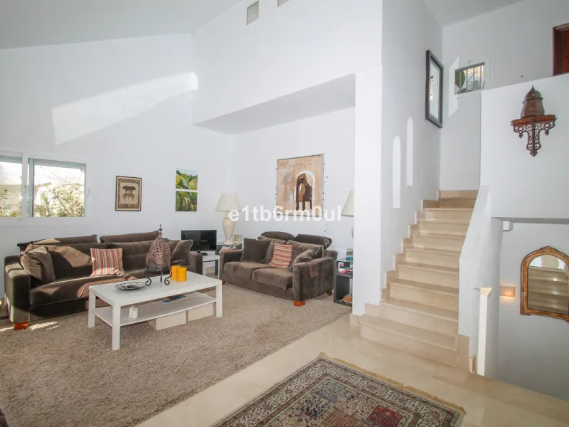 Immaculate modern South-facing three-bedroom townhouse within the stunning urbanisation of Zahara de Istán, just off the Istan road, and only a 10-minute drive from Marbella's Golden Mile, Puerto Banús and an array of amenities. The community offers immac