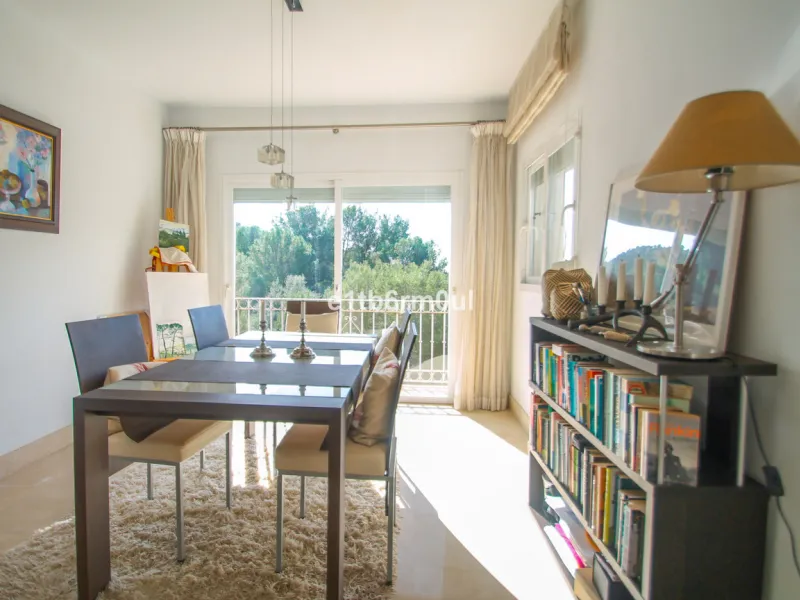 Immaculate modern South-facing three-bedroom townhouse within the stunning urbanisation of Zahara de Istán, just off the Istan road, and only a 10-minute drive from Marbella's Golden Mile, Puerto Banús and an array of amenities. The community offers immac