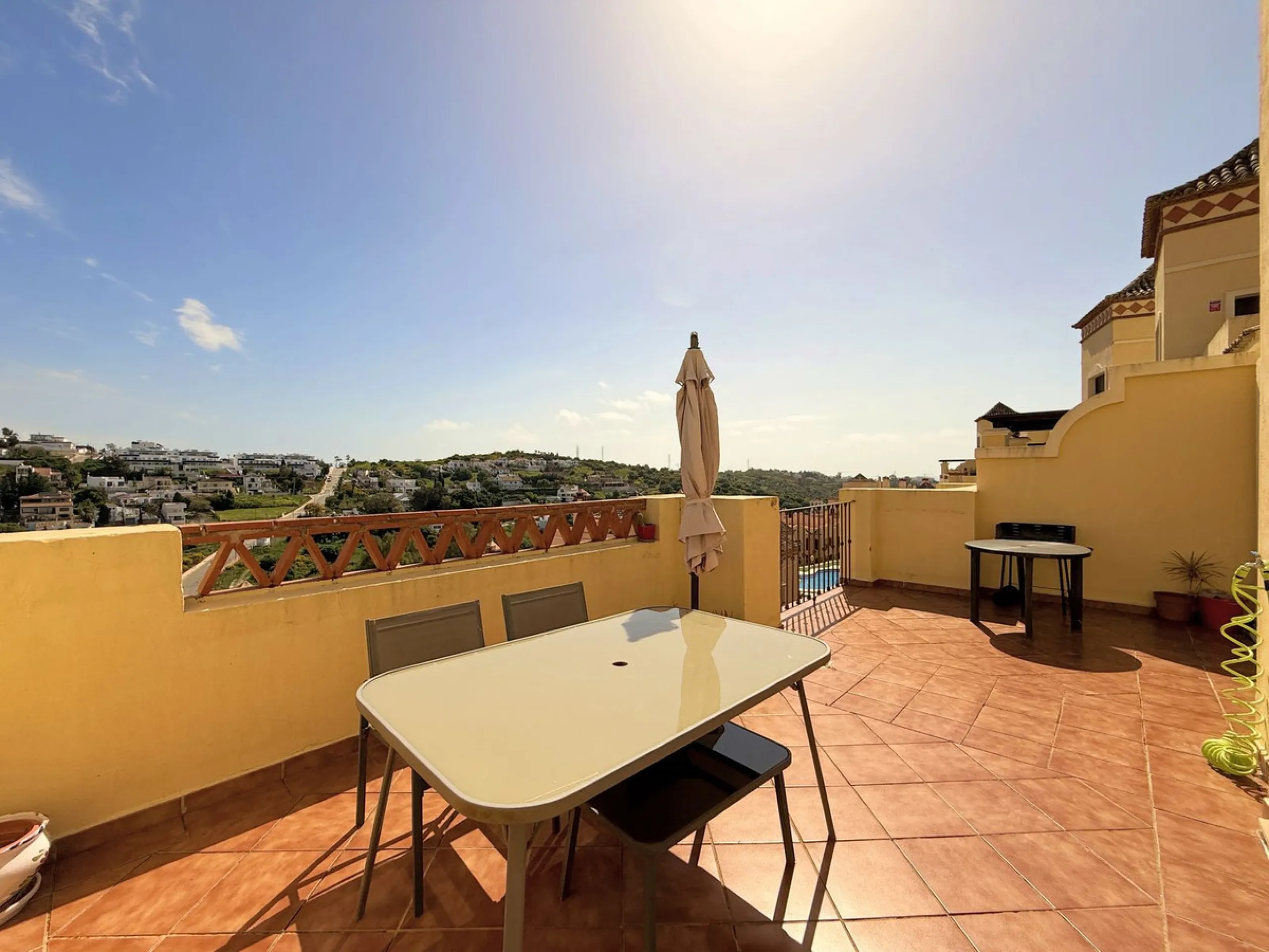Apartment - Penthouse в продаже в Estepona, Málaga. В доме 2 спален и 2 ванных комнат. Площадь дома 100 м²