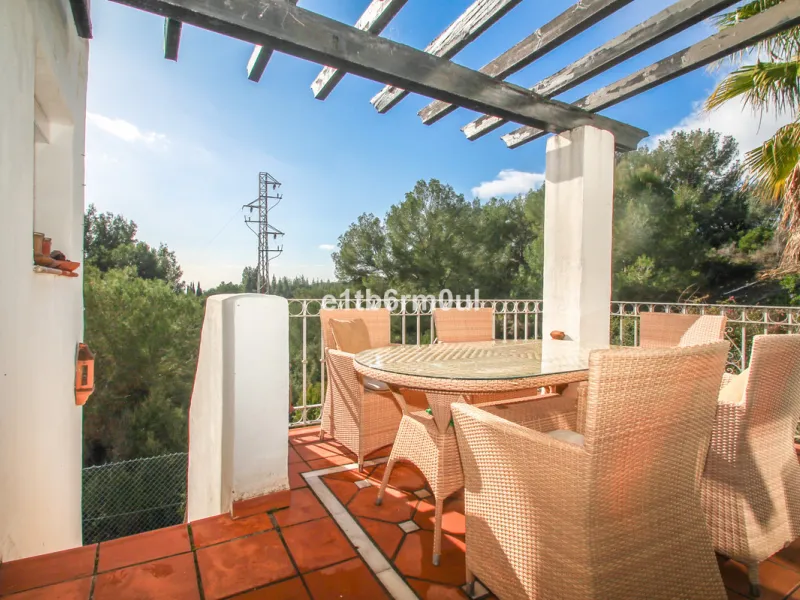 Immaculate modern South-facing three-bedroom townhouse within the stunning urbanisation of Zahara de Istán, just off the Istan road, and only a 10-minute drive from Marbella's Golden Mile, Puerto Banús and an array of amenities. The community offers immac