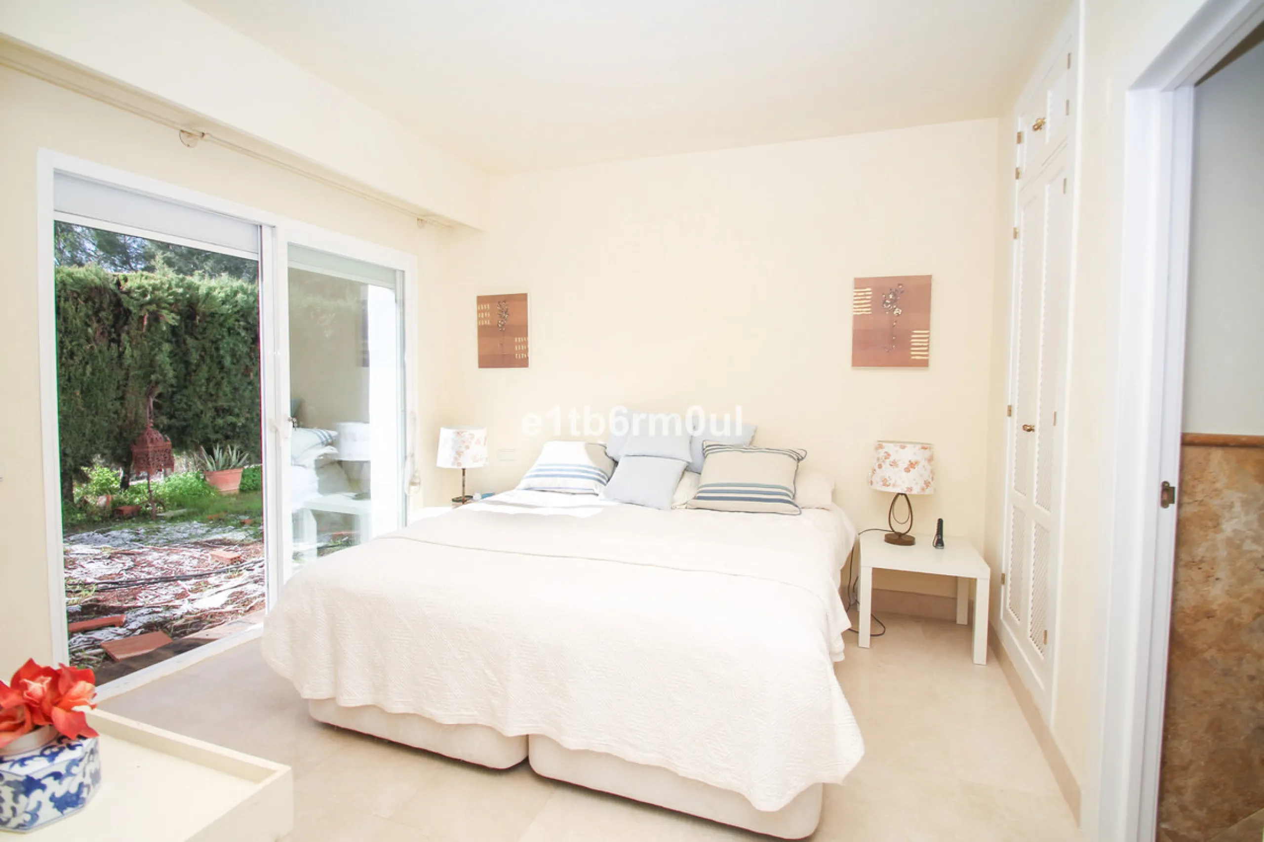 Immaculate modern South-facing three-bedroom townhouse within the stunning urbanisation of Zahara de Istán, just off the Istan road, and only a 10-minute drive from Marbella's Golden Mile, Puerto Banús and an array of amenities. The community offers immac