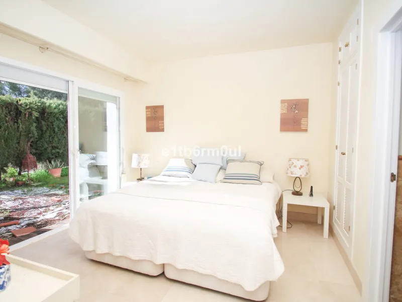 Immaculate modern South-facing three-bedroom townhouse within the stunning urbanisation of Zahara de Istán, just off the Istan road, and only a 10-minute drive from Marbella's Golden Mile, Puerto Banús and an array of amenities. The community offers immac