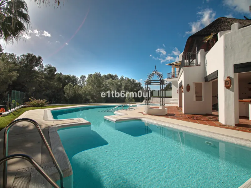 Immaculate modern South-facing three-bedroom townhouse within the stunning urbanisation of Zahara de Istán, just off the Istan road, and only a 10-minute drive from Marbella's Golden Mile, Puerto Banús and an array of amenities. The community offers immac