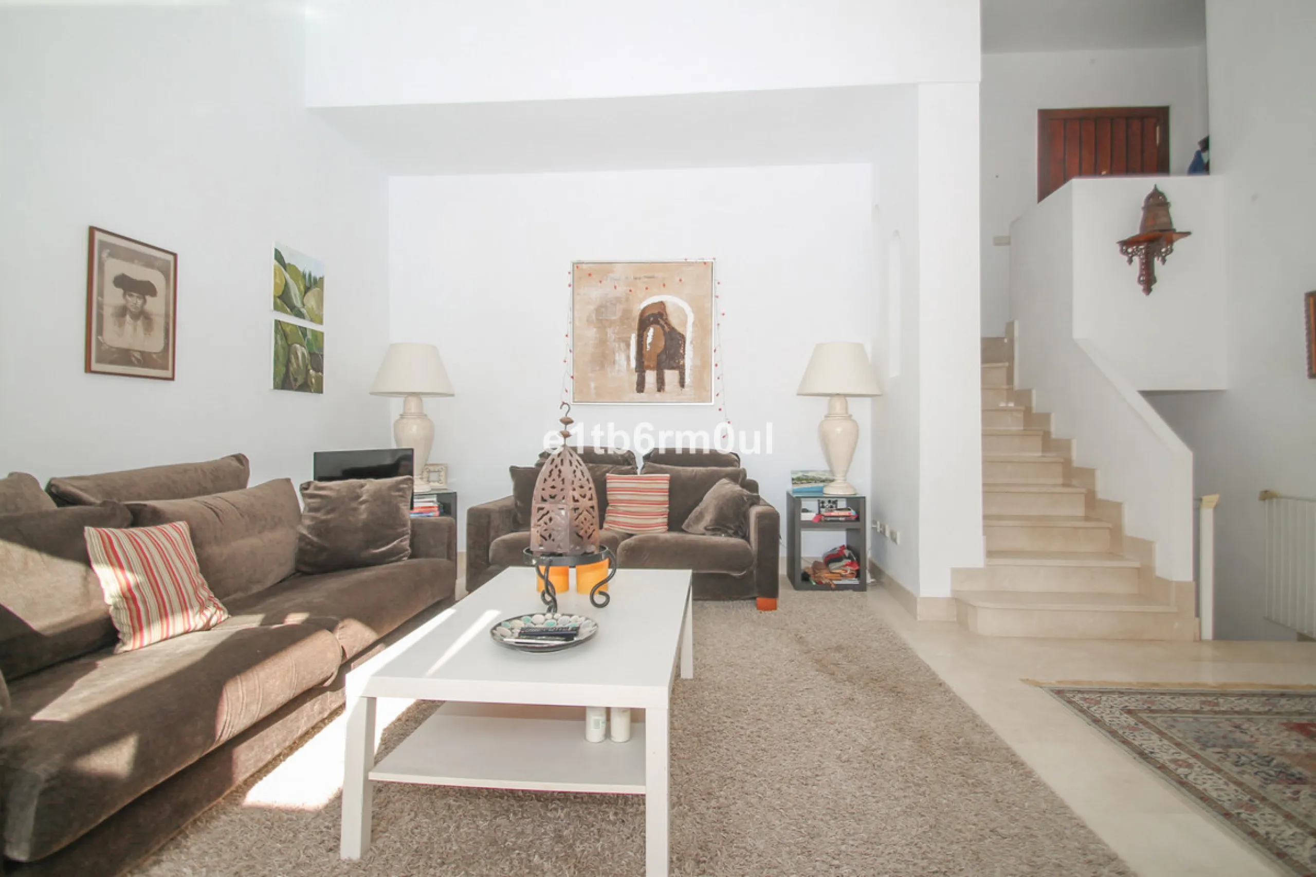 Immaculate modern South-facing three-bedroom townhouse within the stunning urbanisation of Zahara de Istán, just off the Istan road, and only a 10-minute drive from Marbella's Golden Mile, Puerto Banús and an array of amenities. The community offers immac