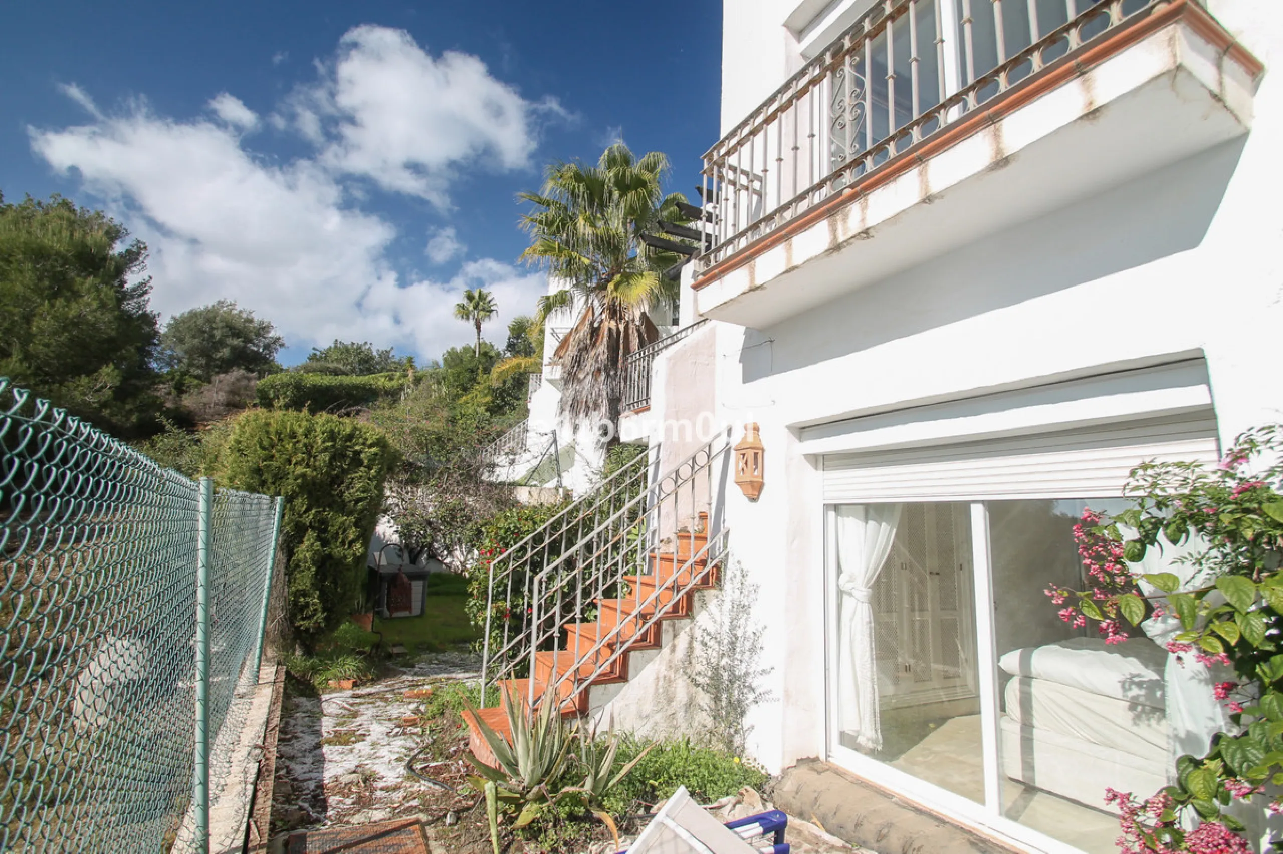 Immaculate modern South-facing three-bedroom townhouse within the stunning urbanisation of Zahara de Istán, just off the Istan road, and only a 10-minute drive from Marbella's Golden Mile, Puerto Banús and an array of amenities. The community offers immac