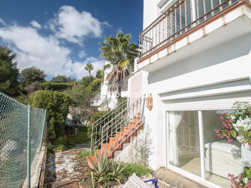 Immaculate modern South-facing three-bedroom townhouse within the stunning urbanisation of Zahara de Istán, just off the Istan road, and only a 10-minute drive from Marbella's Golden Mile, Puerto Banús and an array of amenities. The community offers immac
