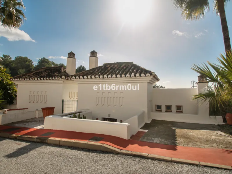 Immaculate modern South-facing three-bedroom townhouse within the stunning urbanisation of Zahara de Istán, just off the Istan road, and only a 10-minute drive from Marbella's Golden Mile, Puerto Banús and an array of amenities. The community offers immac