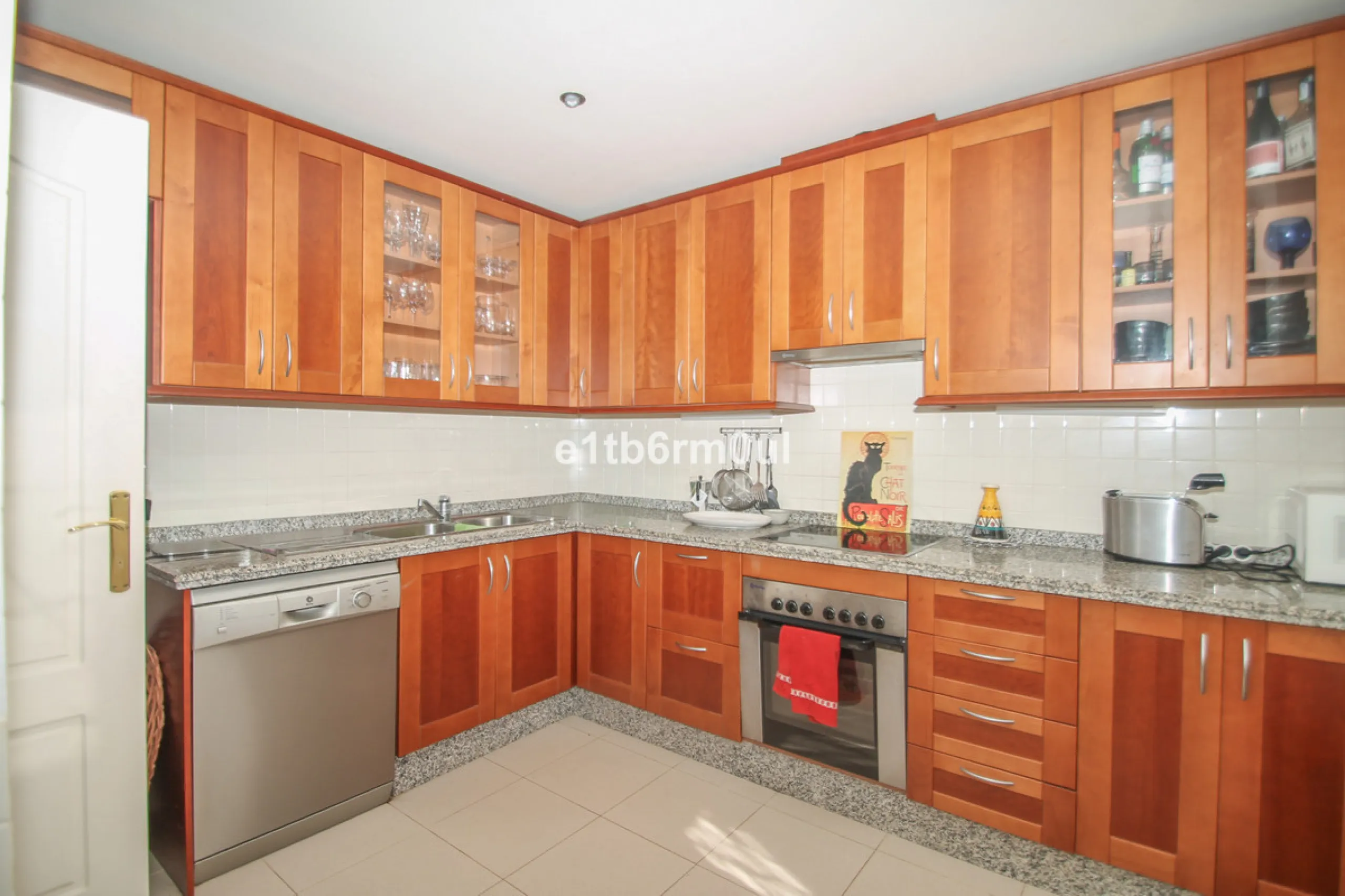 Immaculate modern South-facing three-bedroom townhouse within the stunning urbanisation of Zahara de Istán, just off the Istan road, and only a 10-minute drive from Marbella's Golden Mile, Puerto Banús and an array of amenities. The community offers immac
