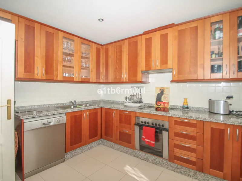Immaculate modern South-facing three-bedroom townhouse within the stunning urbanisation of Zahara de Istán, just off the Istan road, and only a 10-minute drive from Marbella's Golden Mile, Puerto Banús and an array of amenities. The community offers immac