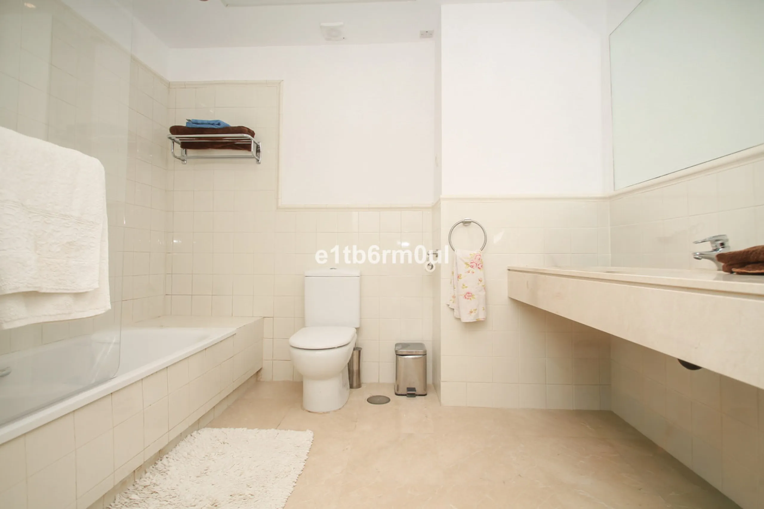 Immaculate modern South-facing three-bedroom townhouse within the stunning urbanisation of Zahara de Istán, just off the Istan road, and only a 10-minute drive from Marbella's Golden Mile, Puerto Banús and an array of amenities. The community offers immac