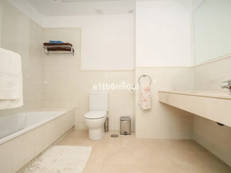 Immaculate modern South-facing three-bedroom townhouse within the stunning urbanisation of Zahara de Istán, just off the Istan road, and only a 10-minute drive from Marbella's Golden Mile, Puerto Banús and an array of amenities. The community offers immac