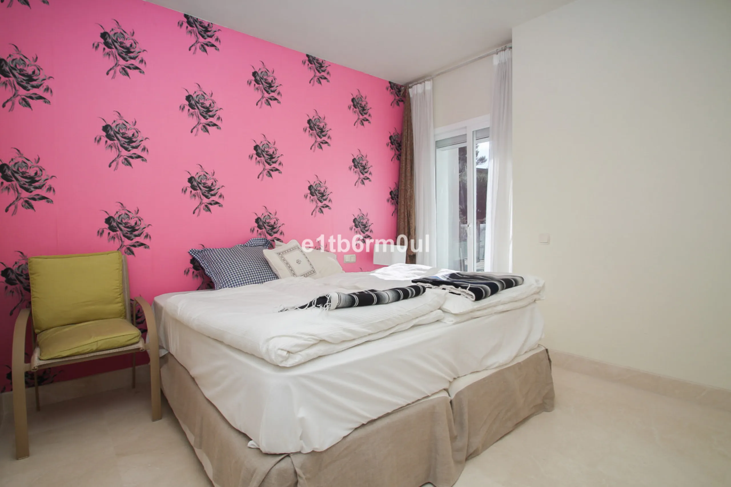 Immaculate modern South-facing three-bedroom townhouse within the stunning urbanisation of Zahara de Istán, just off the Istan road, and only a 10-minute drive from Marbella's Golden Mile, Puerto Banús and an array of amenities. The community offers immac