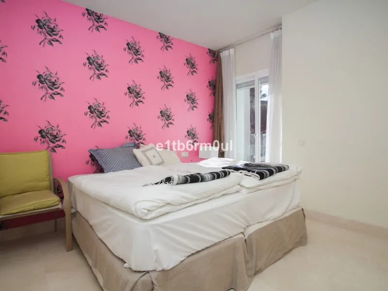 Immaculate modern South-facing three-bedroom townhouse within the stunning urbanisation of Zahara de Istán, just off the Istan road, and only a 10-minute drive from Marbella's Golden Mile, Puerto Banús and an array of amenities. The community offers immac