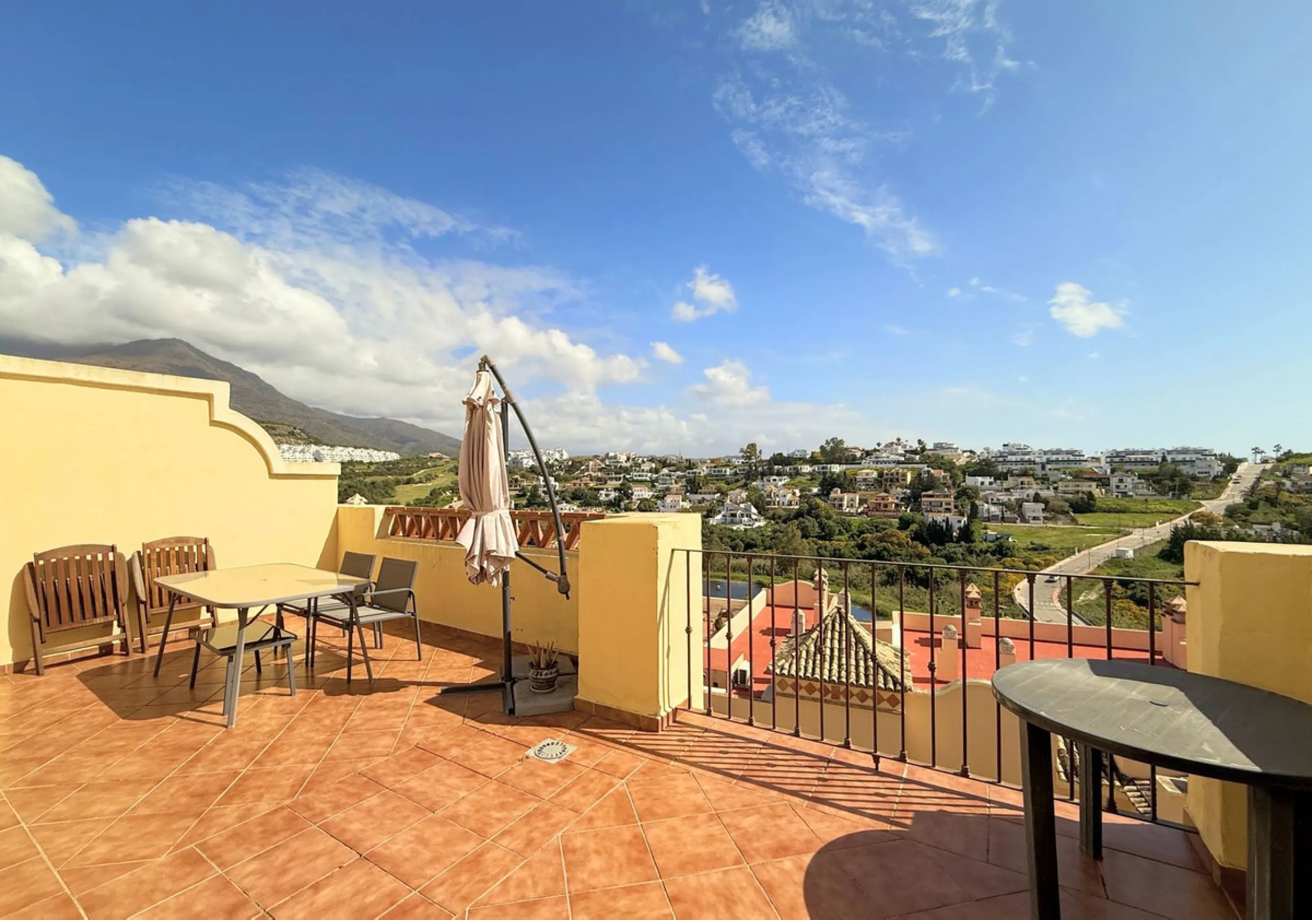 Apartment - Penthouse в продаже в Estepona, Málaga. В доме 2 спален и 2 ванных комнат. Площадь дома 100 м²