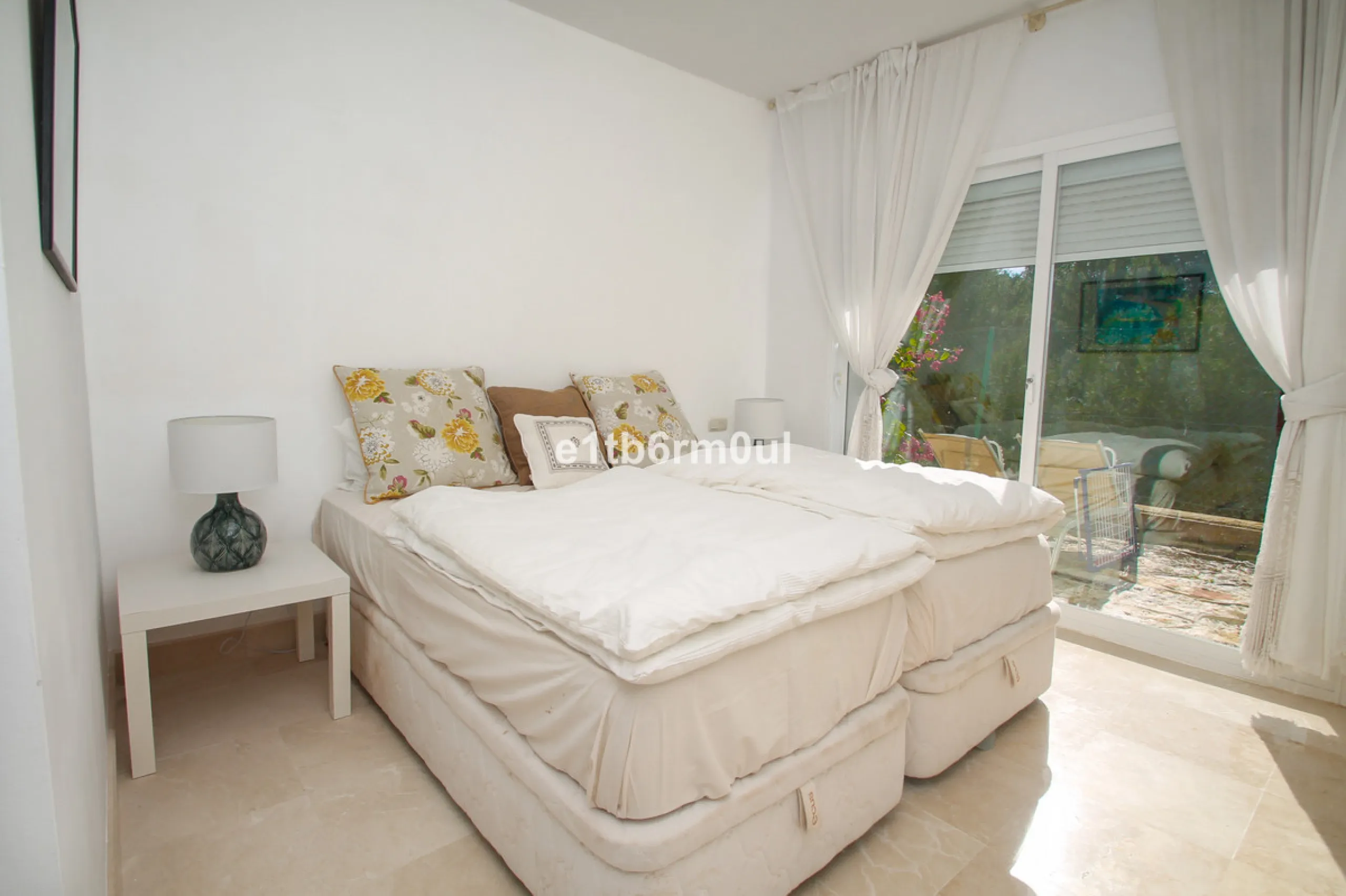 Immaculate modern South-facing three-bedroom townhouse within the stunning urbanisation of Zahara de Istán, just off the Istan road, and only a 10-minute drive from Marbella's Golden Mile, Puerto Banús and an array of amenities. The community offers immac