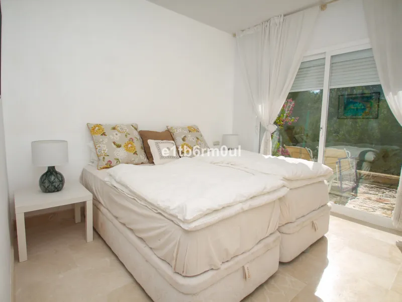 Immaculate modern South-facing three-bedroom townhouse within the stunning urbanisation of Zahara de Istán, just off the Istan road, and only a 10-minute drive from Marbella's Golden Mile, Puerto Banús and an array of amenities. The community offers immac