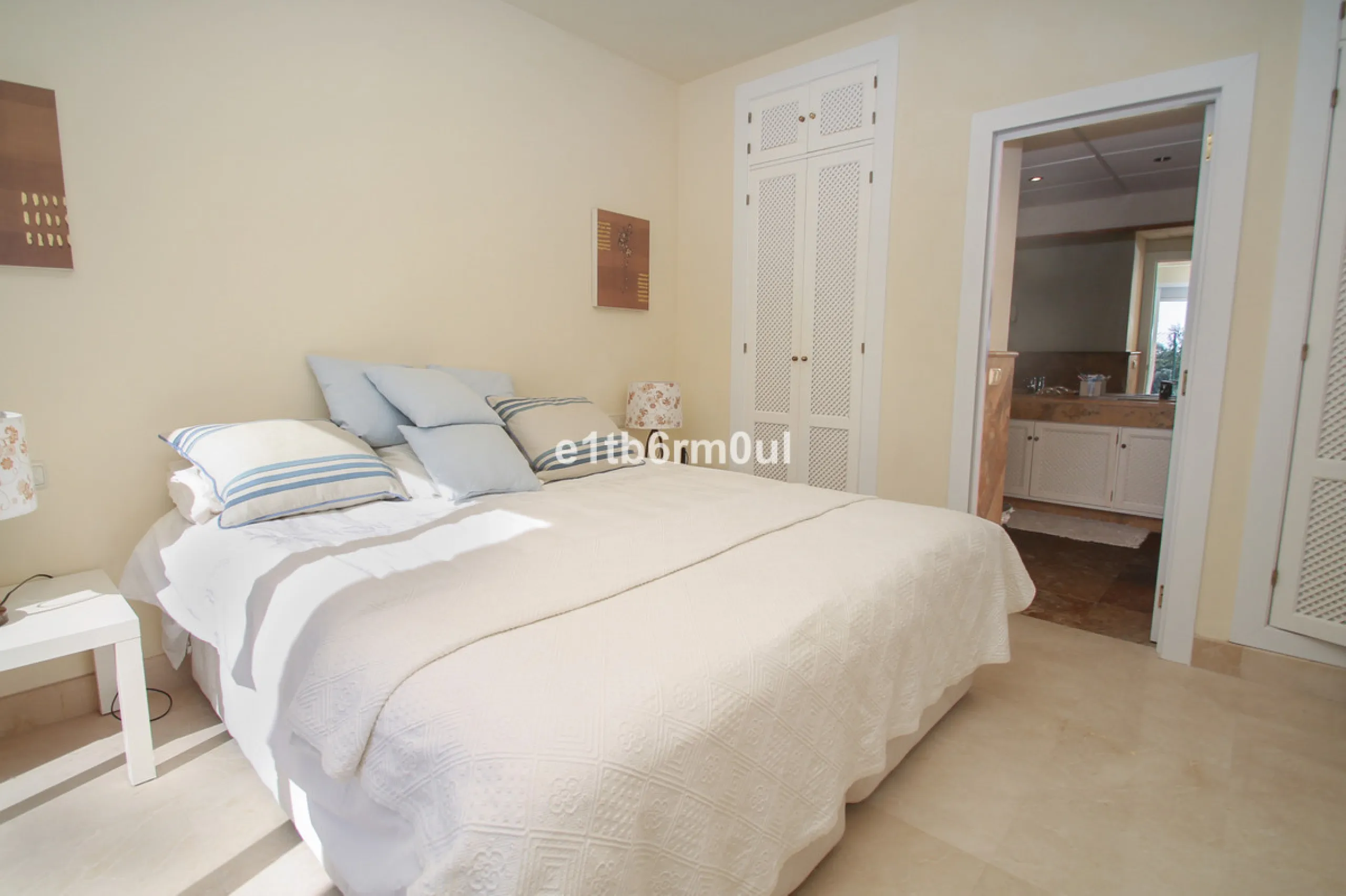 Immaculate modern South-facing three-bedroom townhouse within the stunning urbanisation of Zahara de Istán, just off the Istan road, and only a 10-minute drive from Marbella's Golden Mile, Puerto Banús and an array of amenities. The community offers immac